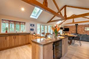 Μια τηλεόραση ή/και κέντρο ψυχαγωγίας στο Sycamore Barn - Holt