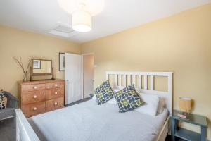 En eller flere senge i et værelse på Muriel Cottage