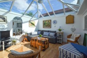 sala de estar con techo con tragaluces en Old Beams, en Stiffkey
