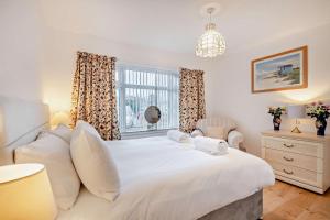 una camera da letto con un grande letto bianco e una finestra di 2 Bed in Snettisham oc-s28186 a Snettisham