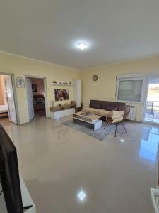 a living room with a couch and a table at Rio Apartmani Ub 2 in Ub