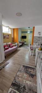 ein Wohnzimmer mit Sofa und Tisch in der Unterkunft Azalea in Prilep + 25 Fotos