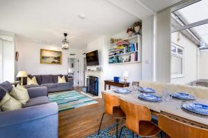 ein Wohnzimmer mit Tisch und Couch in der Unterkunft Sandy Dell in Beadnell