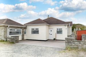 ein großes weißes Haus mit einer Auffahrt in der Unterkunft Sandy Dell in Beadnell
