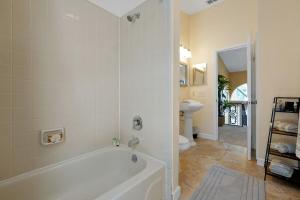 オーランドにあるPrivate Hot Tub Stay by Disneyの浴槽、トイレ、洗面台を備えたバスルーム +40枚の写真