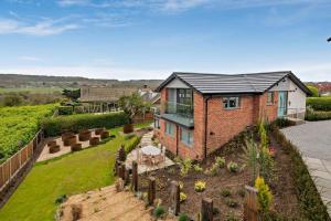 une vue aérienne d'une maison avec un jardin dans l'établissement Beeston Sea View, à Sheringham