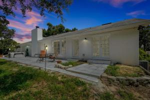 オーランドにあるPrivate Hot Tub Stay by Disneyの白い家(パティオ付)