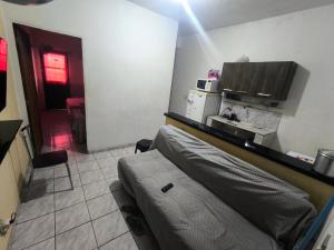 a room with a bed and a kitchen in it at ADE Coj 23 LT 4 Ap102 in Brasília