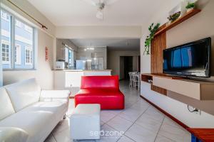 Μια τηλεόραση ή/και κέντρο ψυχαγωγίας στο Apto c/churrasq. a 3min da Praia de Bombas FDL101