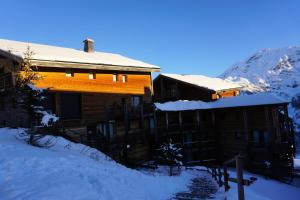 une maison sous la neige avec de la neige sur le toit dans l'établissement Résidence Cristallines - 2 Pièces cabine 6 personnes MAE-7374, à Orcières