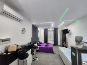 Una habitación con una mesa morada y una bañera. en Holiday Home Suite, en Giardini Naxos 10 fotos más
