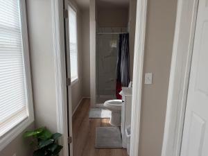 Un baño de Judees Comfort 1 Charming 1 bedroom Studio walking distance to Hospital Public Transportation to New York City Airport Downtown Newark Restaurants and night life