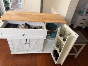 Una cocina o cocineta en Judees Comfort 1 Charming 1 bedroom Studio walking distance to Hospital Public Transportation to New York City Airport Downtown Newark Restaurants and night life