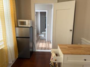Una cocina o cocineta en Judees Comfort 1 Charming 1 bedroom Studio walking distance to Hospital Public Transportation to New York City Airport Downtown Newark Restaurants and night life