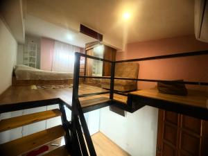 een kamer met stapelbedden aan het plafond bij Old Tbilisi in Tbilisi City