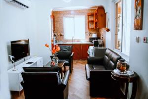 una sala de estar con un sofá y una mesa en Rhovee Homes, en Uru