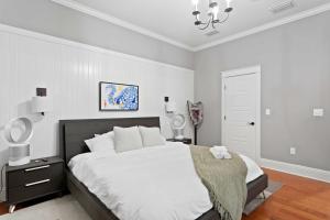 En eller flere senge i et værelse på Sunset Bungalow with hot tub - 6ppl