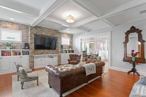 Et opholdsområde på Sunset Bungalow with hot tub - 6ppl + 30 billeder