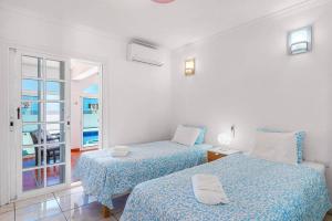 a white room with two beds and a window at Villa Venezuela by Villa Plus in Callao Salvaje +15 photos
