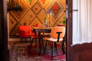 a dining room with a table and red chairs at Pieks Noordlaren in Noordlaren