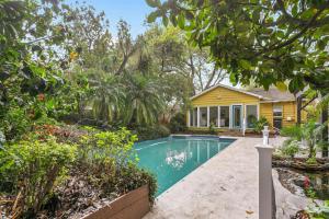 una casa con piscina nel cortile di Pool House Oasis - Home for 6 a Tampa