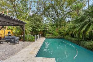 una piscina nel cortile di una casa di Pool House Oasis - Home for 6 a Tampa