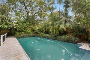 una piscina in un cortile alberato e recintato di Pool House Oasis - Home for 6 a Tampa