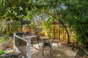 un patio con tavolo, sedie e una recinzione di Pool House Oasis - Home for 6 a Tampa Altre 23 foto