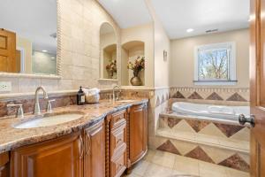 Ένα μπάνιο στο The Executive Residence Upscale 5 Bed 4 Bath 1 Acre 5400 sq ft Lake Community +51 φωτογραφίες