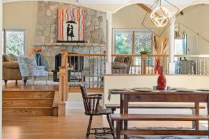 Χώρος καθιστικού στο The Executive Residence Upscale 5 Bed 4 Bath 1 Acre 5400 sq ft Lake Community