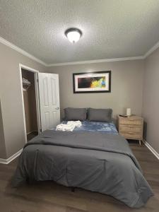 a bedroom with a large bed in a room at Ravens Eye Retreat in Cherokee