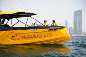 Επισκέπτες που μένουν στο Parasailing boat
