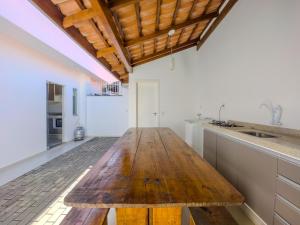 Η κουζίνα ή μικρή κουζίνα στο Curta Praia de Armação - Casa Girassol