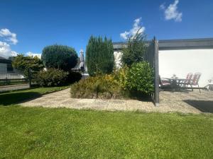 a patio with a table and chairs in a yard at Schleibungalow Nr15 zw Ostsee und Schlei in Kappeln