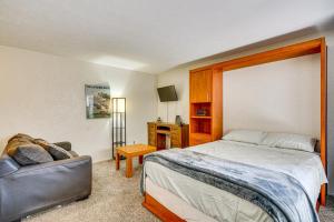 Katil atau katil-katil dalam bilik di 3 Mi to Tucson Medical Center Studio Apt with Patio +16 gambar