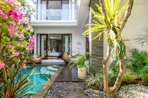 Taman di luar Villa Amelie by JB Villas