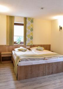 Postel nebo postele na pokoji v ubytování Landhotel Zum Adler + 37 fotografií