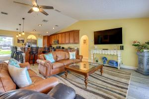 ジャクソンビルにあるCanal-Front Retreat 4 Mi to Jacksonville Beach!のリビングルーム(革張りのソファ、コーヒーテーブル付)