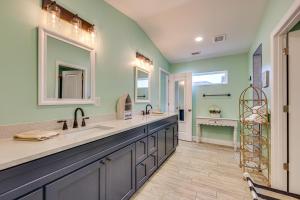 ジャクソンビルにあるCanal-Front Retreat 4 Mi to Jacksonville Beach!の洗面台が2つと大きな鏡があるバスルーム +24枚の写真