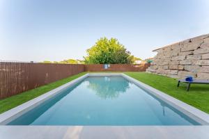 ein Swimmingpool im Hinterhof eines Hauses in der Unterkunft Piscina & BBQ Cerca Costa Brava in Tordera + 40 Fotos