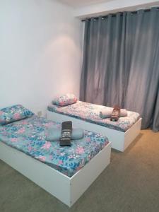 Duas camas individuais num quarto com saias em Suíte candelária no Rio de Janeiro