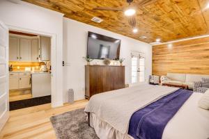 ein Schlafzimmer mit großem Bett und eine Küche in der Unterkunft 1 Mi to Landa Park New Braunfels Home with Patio! in New Braunfels