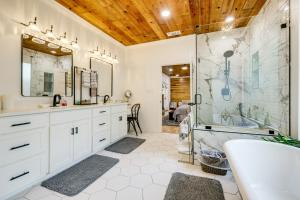 ein Badezimmer mit Badewanne und Dusche in der Unterkunft 1 Mi to Landa Park New Braunfels Home with Patio! in New Braunfels + 16 Fotos