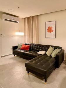 Posezení v ubytování 3BR Gem Steps from Shuk Machne Yehuda