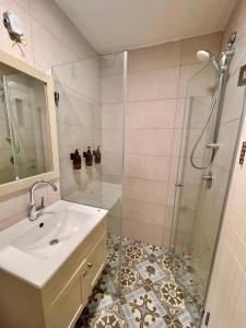 Koupelna v ubytování 3BR Gem Steps from Shuk Machne Yehuda