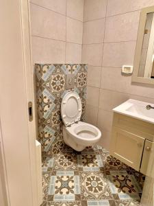 Koupelna v ubytování 3BR Gem Steps from Shuk Machne Yehuda + 6 fotografií