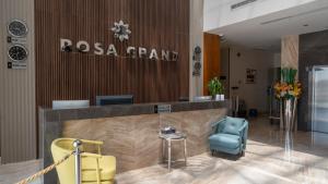 Χώρος καθιστικού στο Rosa Grand Hotel