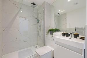 Koupelna v ubytování Modern 1BR Flat Gravesend with Parking Sleeps 2