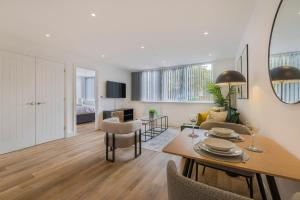 TV a/nebo společenská místnost v ubytování Modern 1BR Flat Gravesend with Parking Sleeps 2