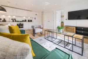 Kuchyň nebo kuchyňský kout v ubytování Modern 1BR Flat Gravesend with Parking Sleeps 2